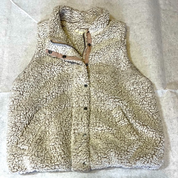 Sherpa Fleece vest - Picture 1 of 4